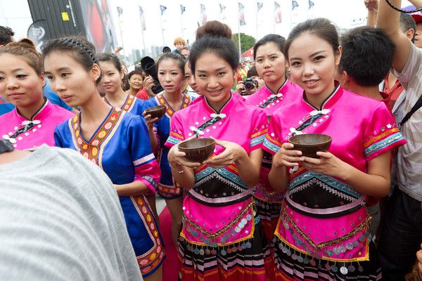 圖文:沃爾沃帆船賽抵達(dá)三亞 少數(shù)民族美女
